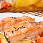 Filetto di salmone su pietra lavica con miele e agrumi