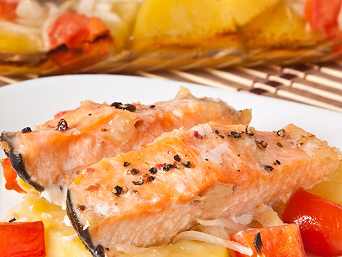 Filetto di salmone su pietra lavica con miele e agrumi