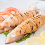 Calamari alla griglia su piastra di pietra lavica